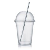 En elegant Mugg med sugrör, Mugg till smoothie tillverkad av återvunnen plast med naturligt utseende och känsla. Detaljerad utformning med realistiskt bladverk. 